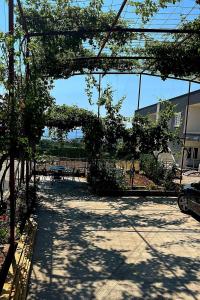 un arco con bancos y árboles en un parque en Apartments with a parking space Kastel Sucurac, Kastela - 21585, en Kaštel Sućurac