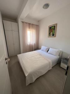 Un dormitorio con una gran cama blanca y una ventana en Apartments with a parking space Kastel Sucurac, Kastela - 21585, en Kaštel Sućurac