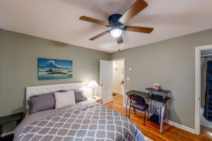 una camera con letto e ventilatore a soffitto di Mid Town Memories ad Augusta