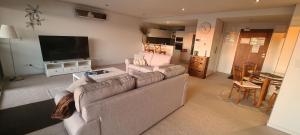 ein Wohnzimmer mit 2 Sofas und einem Flachbild-TV in der Unterkunft Waterline 202 in Forster