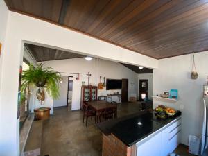 a kitchen and living room with a table and a dining room at Casa próxima a Praça Central in Chapada dos Guimarães