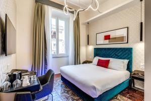 Habitación de hotel con cama y ventana en Arenula Suites, en Roma