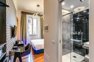 Koupelna v ubytování Arenula Suites + 37 fotografií