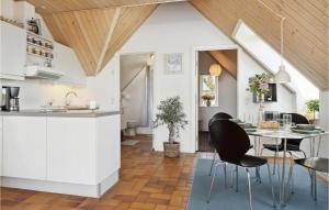 kuchnia i jadalnia ze stołem i krzesłami w obiekcie 1 Bedroom Nice Apartment In Idestrup w mieście Bøtø By