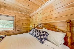 1 dormitorio con 1 cama en una habitación de madera en Secluded Haven - Entire House, en Wevertown