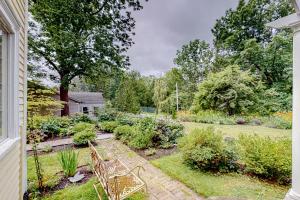 un jardín con un banco en un patio en Garden Hideaway, en Wiscasset