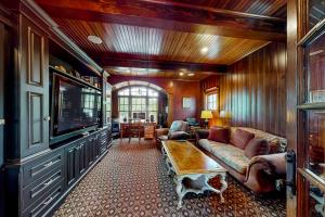 a living room with a couch and a tv at The Bonnieview in Nameloc Heights