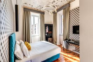 um quarto de hotel com uma cama e uma secretária em Arenula Suites em Roma