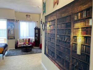 une salle avec une bibliothèque et des livres sur le mur dans l'établissement Mario & Harry Potter Loft Universal Studios 10min loft apartment, à Los Angeles