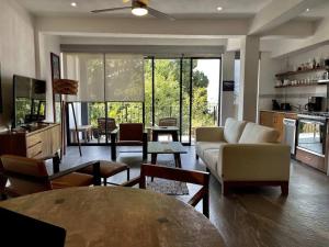 un salon avec un canapé et une table dans l'établissement Modern city living close to EVERYTHING, à Puerto Vallarta