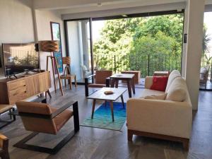 un salon avec un canapé et une télévision dans l'établissement Modern city living close to EVERYTHING, à Puerto Vallarta 17 autres photos