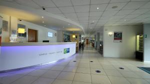 een lobby van een ziekenhuis met een receptie bij Holiday Inn Express Nuneaton, an IHG Hotel in Nuneaton