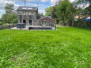 Zahrada ubytování Chalet in Jalhay near Forest Trails + 24 fotografií
