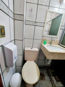 a small bathroom with a toilet and a sink at Pousada Parque Imperial no centro de Paraty in Paraty