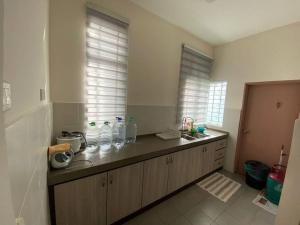 Kuchyň nebo kuchyňský kout v ubytování jm homestay semi d premium + 7 fotografií