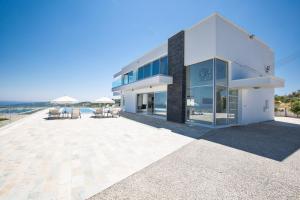 uma casa moderna com vista para o oceano em Villa Marilia em Protaras