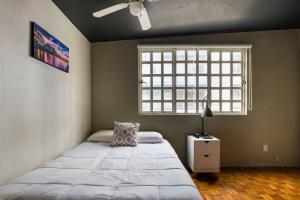 - une chambre avec un grand lit et une fenêtre dans l'établissement Del Lago Lofts, à Mexico