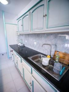 - une cuisine avec un évier et un comptoir dans l'établissement Hermoso apartamento con acceso al club, à Puerto Palenque