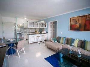 een woonkamer met een bank en een keuken bij Hermoso apartamento con acceso al club in Puerto Palenque