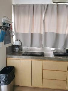 a kitchen with a counter top and a window at MaaR Estudio 1, a 2 cuadras del Malecón de La Paz in La Paz