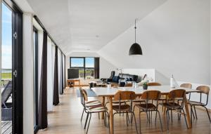 uma sala de jantar e sala de estar com mesa e cadeiras em Nice Home In ster Assels With Wifi em Øster Assels