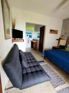 - un salon avec un canapé et un lit dans l'établissement Villa Ensueño, Lagoon Private Front, à Bacalar