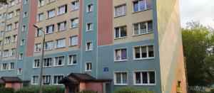 a tall building with many windows and a street light at Apartament z baldachimem i pięknym widokiem Olsztyna in Olsztyn