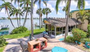 una casa con palme di fronte all'acqua di Malyn 122, Waterfront condo, few blocks to beach a St Pete Beach