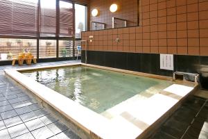 uma grande piscina de água num quarto grande em Nankishirahama Hotel Akariya em Shirahama