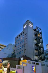 um edifício com uma placa no topo em TOKIO's HOTEL em Tóquio