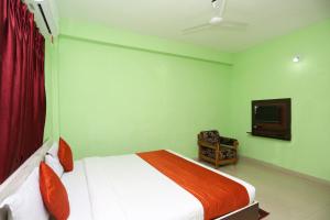Ein Bett oder Betten in einem Zimmer der Unterkunft OYO Flagship Ma Guest House 2