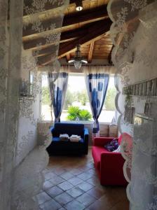 sala de estar con sofá azul y sofá rojo en Casa Francesca Romana, en Marina di Noto