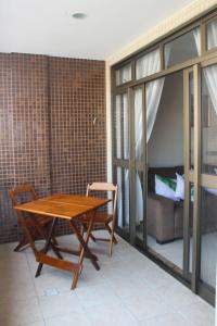 a room with a table and chairs and a couch at Aconchegante 3 quartos na Prainha in Arraial do Cabo