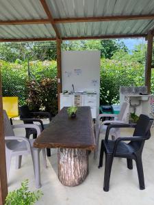 une table et des chaises sous un pavillon dans l'établissement Mi casa es tu casa Glamping, à Capurganá