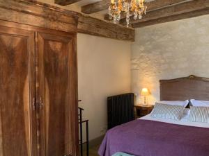a bedroom with a bed and a chandelier at Gîte de charme avec jardin au cœur des châteaux, WiFi, parking inclus - FR-1-381-543 in Benais