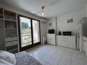Fotografia z galérie ubytovania Studio cabine à Sète avec piscine, terrasse, parking privé, à 1km de la plage - FR-1-338-504 v destinácii Sète