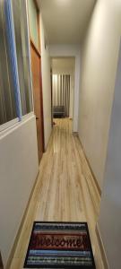 an empty hallway with a rug on a hard wood floor at Estancia Familiar in Oxapampa