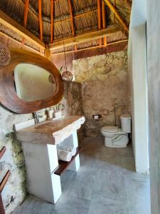 La salle de bains est pourvue d'un lavabo et de toilettes. dans l'établissement Villa Ensueño, Lagoon Private Front, à Bacalar