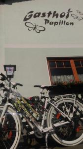 eine Gruppe von Fahrrädern, die vor einem Gebäude geparkt sind in der Unterkunft Gasthof Papillon in Möderbrugg