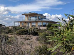 une maison au milieu d'un champ dans l'établissement Dolphin Eco-Pet Friendly 5 bedrooms Venus Bay, à Venus Bay