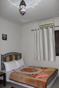 Postel nebo postele na pokoji v ubytování Riad Marrakech Medina