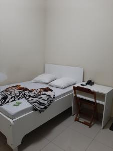 sypialnia z łóżkiem, stołem i krzesłem w obiekcie Hotel Amanhecer w São Paulo