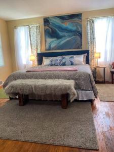 a bedroom with a bed and a painting on the wall at Cozy home, King bed, 3 bedrooms,close to downtown beaches towncenter in Jacksonville