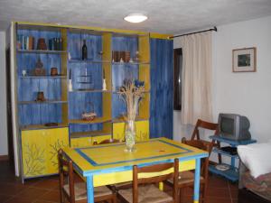 a dining room with a table with a vase on it at Casa Vacanze Il Pino in Cannigione