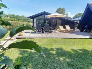 Κήπος έξω από το 6 person holiday home in Hemmet-By Traum