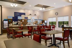 NewtonにあるHoliday Inn Express Hotel & Suites Newton Sparta, an IHG Hotelのテーブルと椅子、カウンター付きのレストラン