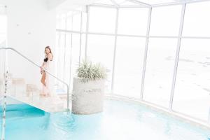 a woman walking down the stairs in a swimming pool at Maressenza Night Spa in Viña del Mar