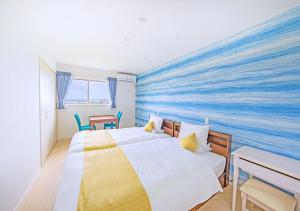 Postel nebo postele na pokoji v ubytování ヴィラアマルフィ パームスプリングス宮古島リゾート
