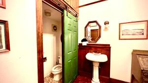 ein Bad mit einem Waschbecken und einem WC. in der Unterkunft Hotel La More at The Bisbee Inn in Bisbee