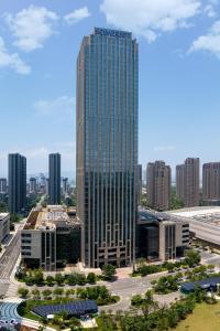 vistas a un edificio alto de una ciudad en Somerset Taihu New City CBD Wuxi, en Wuxi